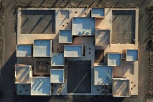 مدرسه ابتدایی نور مبین اثر دفتر تجربه بنیادین معماری ؛ برنده جایزه dezeen در سال ۲۰۲۰ میلادی