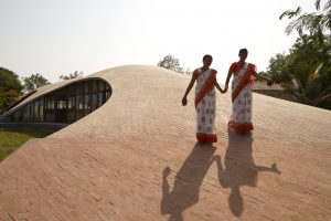 طراحی کتابخانه آجری Maya Somaiya در هند